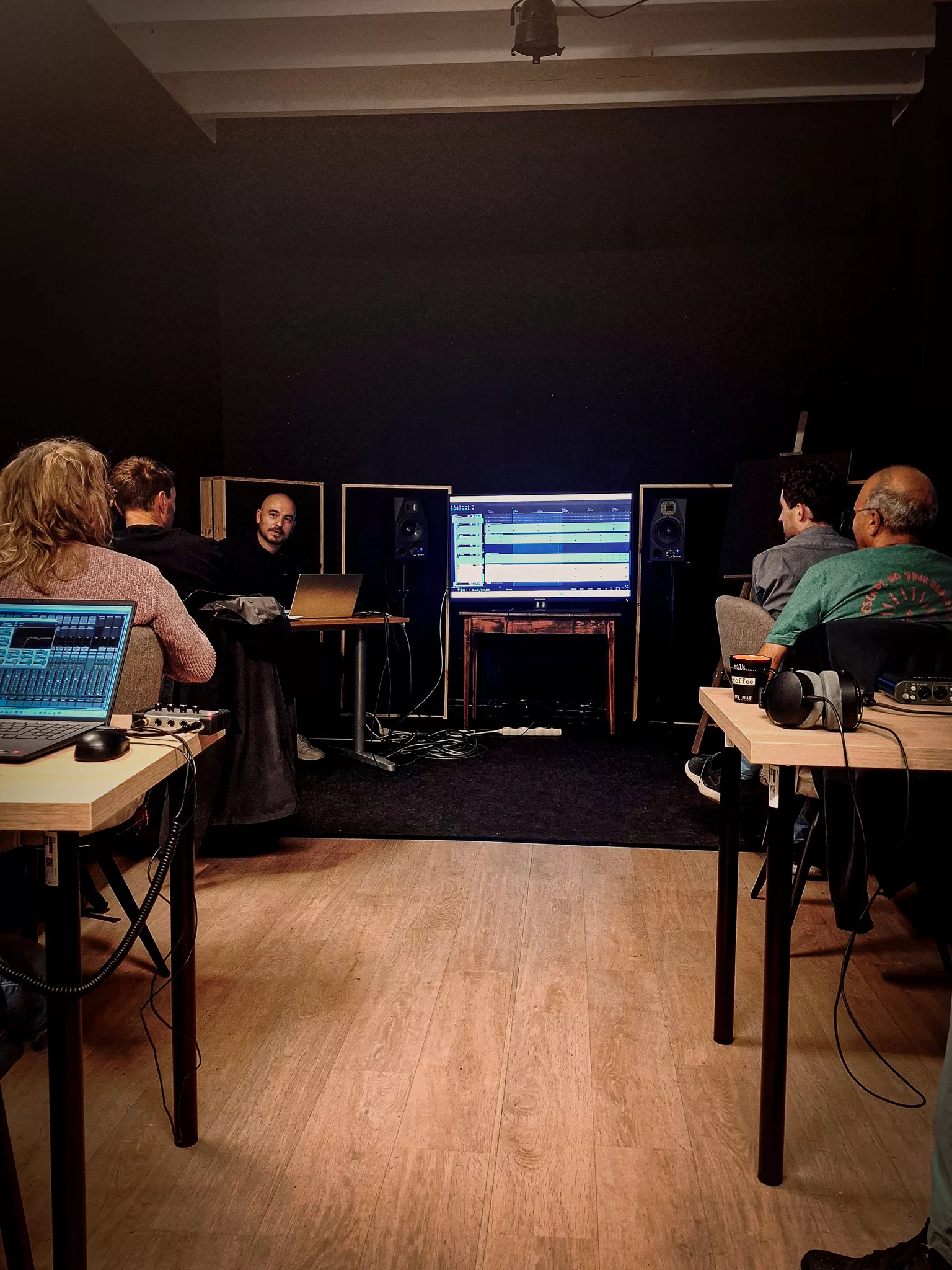 Photo explication formation mix master lyon Theravada Records